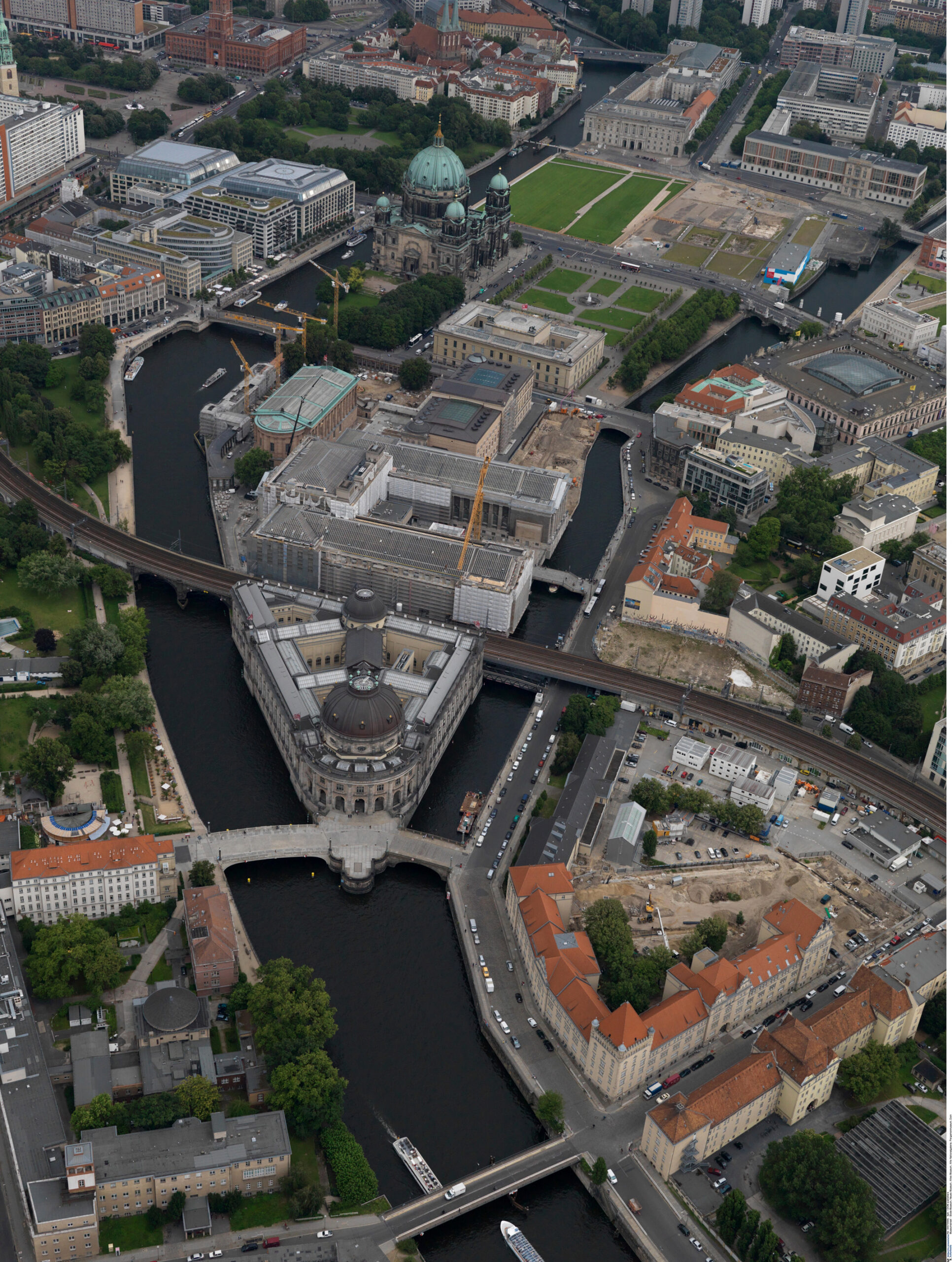 Museum island. Музеумсинзель музейный остров в Берлине. Остров музеум Берлин. Берлинский остров музеев. Остров музеев в Берлине на немецком.