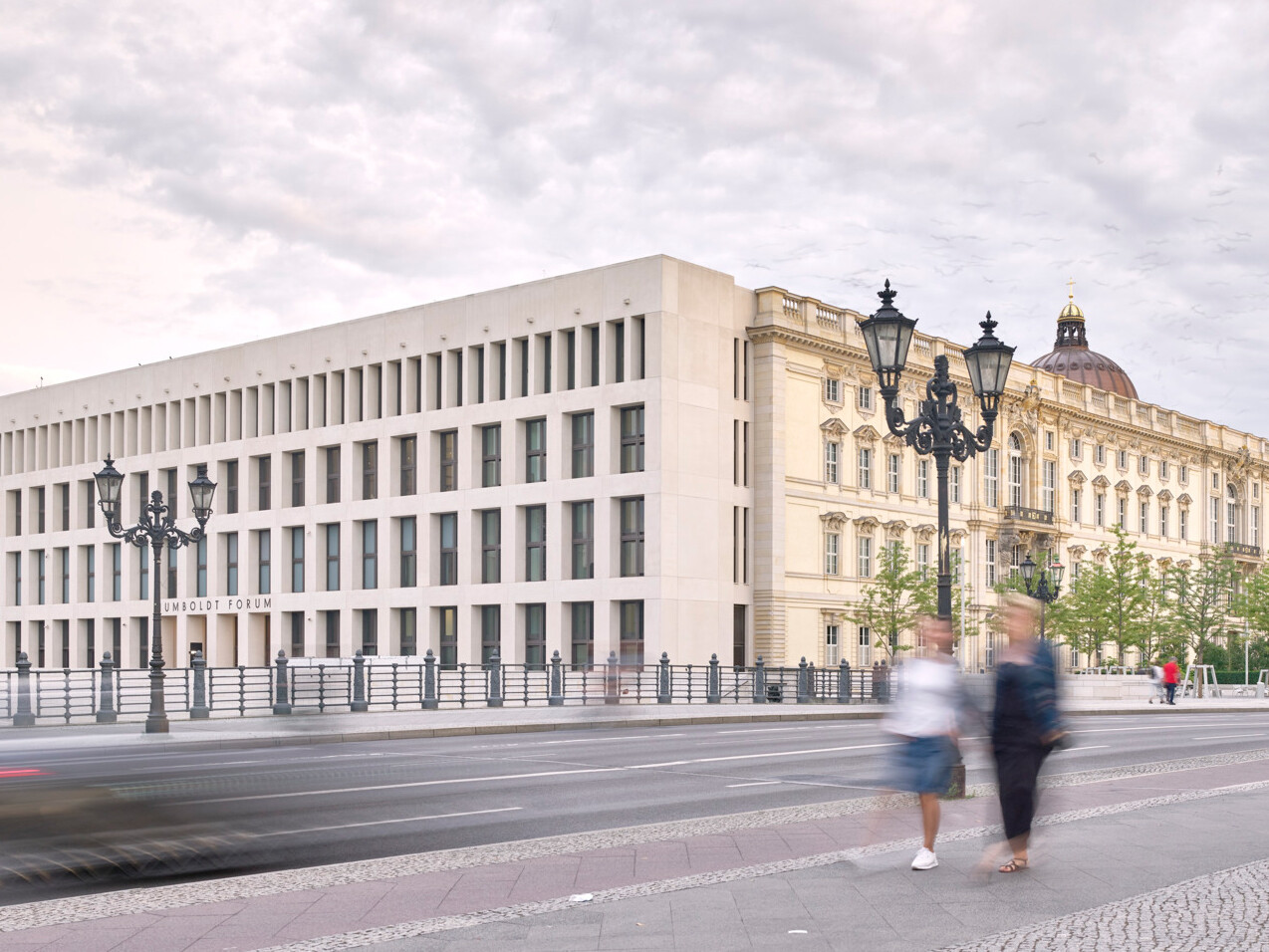 Blick über die Karl-Liebknecht-Brücke auf das Humboldt Forum Berlin